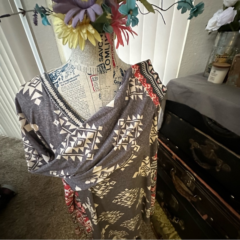 BloomChic Gray and Red Patterned Top - Picture 7 of 12